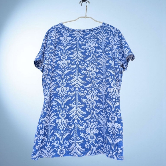 Croft & Barrow Essential Crewneck Tee Color: Blue And White Floral  Size:L (EUC) - Picture 4 of 8